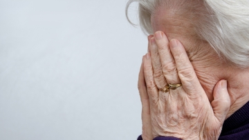 Αλλοδαπή παρέλαβε μετρητά και χρυσές λίρες από ηλικιωμένη