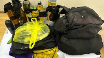 Τα σακίδια με τις μολότοφ των συλληφθέντων μετά τα επεισόδια στο κέντρο της Αθήνας - Δείτε φωτογραφία