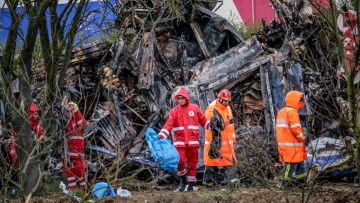 Τραγωδία στα Τέμπη: «Για τα σκουπίδια η έκθεσή σας, μπείτε στην τρύπα σας» είπε live ο πατέρας θύματος στον Δέδε