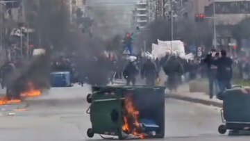 Θεσσαλονίκη: Επεισόδια στην πορεία για τα Τέμπη - Βροχή από πέτρες και μολότοφ