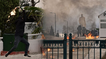 Επεισόδια σε Σύνταγμα, Ομόνοια και Εξάρχεια σημάδεψαν τις μεγάλες συγκεντρώσεις για τα Τέμπη (βίντεο)