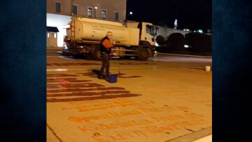 Αντιδράσεις από κόμματα της αντιπολίτευσης για το σβήσιμο των ονομάτων των θυμάτων των Τεμπών από το Σύνταγμα