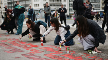 Τραγωδία στα Τέμπη: Φοιτητές ξανάγραψαν τα ονόματα των 57 θυμάτων μπροστά στον Άγνωστο Στρατιώτη (βίντεο)