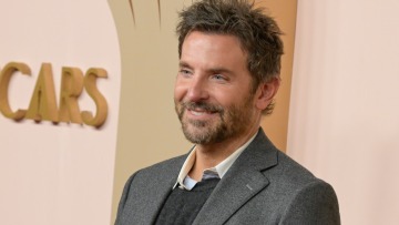 Μπράντλεϊ Κούπερ: Κυκλοφορούσαμε γυμνοί στο σπίτι με τον πατέρα μου και κάναμε μπάνιο μαζί, αποκάλυψε ο ηθοποιός