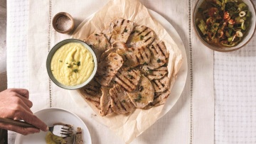 Χοιρινά μπριζολάκια με σάλτσα από ψητά πράσα και μήλα