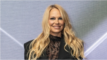 Πάμελα Άντερσον: Λέει ότι οι γιοι της είναι τρομοκρατημένοι που κάνει μόνη της το μακιγιάζ της και δεν έχει στυλίστα 