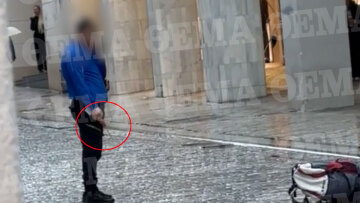 Ερμού: Ο δράστης με το μαχαίρι στο χέρι λίγο μετά την επίθεση σε γυναίκα - Δείτε βίντεο