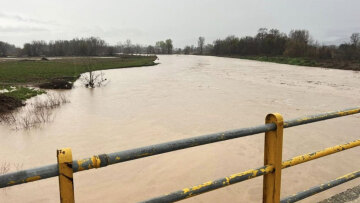 Τρίκαλα: Φούσκωσε επικίνδυνα ο Πηνειός - Καταστροφές από την κακοκαιρία στην Καλαμπάκα (βίντεο και φωτογραφίες)