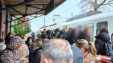 Θεσσαλονίκη: Ταλαιπωρία για τους επιβάτες του προαστιακού για Λάρισα - Έβγαιναν καπνοί (φωτογραφίες)