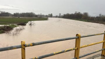 Κακοκαιρία Emil: Φούσκωσε επικίνδυνα ο Πηνειός από τις βροχοπτώσεις στα Τρίκαλα - Δείτε βίντεο και φωτογραφίες