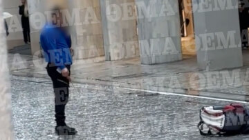 Επίθεση με μαχαίρι στην Ερμού: Με μαχαίρι 23 εκατοστών η επίθεση στην 22χρονη - Παραμένει στη ΜΕΘ