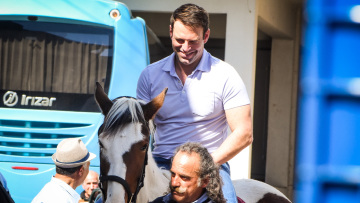 Αργολίδα: Η βόλτα Κασσελάκη με το άλογο «Σελήνη» που του χάρισαν - Δείτε βίντεο 