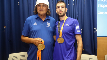 Πομάσκι για το μετάλλιο του Τεντόγλου: Ο στίβος χαμογελάει, αλλά οι οικογένειες κλαίνε για τα παιδιά που έχασαν στα Τέμπη