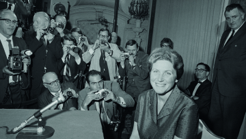 Σβετλάνα Αλιλούγεβα: Η πολυτάραχη ζωή της κόρης του Στάλιν- Οι φίλοι στα Γκούλαγκ, ο έρωτας με Ινδό, η φυγή στις ΗΠΑ 