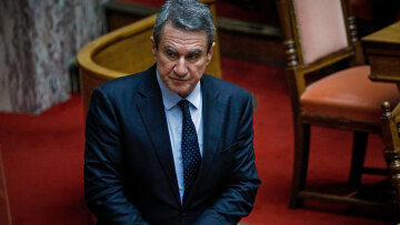 Λοβέρδος: Το χειροκρότημα στον Καραμανλή ήταν προσβολή για τους συγγενείς των θυμάτων των Τεμπών