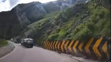 Περού: Τρομακτικό βίντεο - Κατολίσθηση με τεράστιους βράχους συνέθλιψε ένα φορτηγό