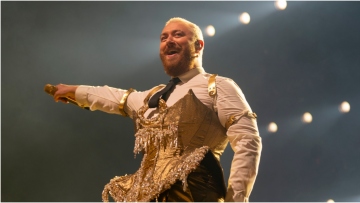 Σαμ Σμιθ: Περπάτησε ως μοντέλο σε πασαρέλα