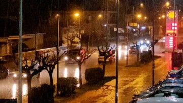 Καιρός: Ισχυρή καταιγίδα και χαλάζι σάρωσαν την πόλη των Τρικάλων - Δείτε βίντεο