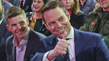 Στέφανος Κασσελάκης: Στα Χανιά το καλοκαίρι ο γάμος με τον Τάιλερ Μακμπέθ