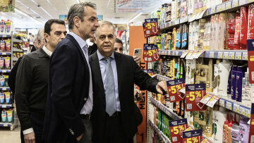 Σε σούπερ μάρκετ στη Λένορμαν o Μητσοτάκης - «Η μάχη κατά της ακρίβειας είναι μάχη συνεχιζόμενη» 
