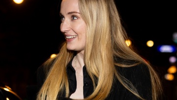 Σόφι Τέρνερ: Η σταρ του «GoT» braless, με τον νέο, πολυεκατομμυριούχο σύντροφό της στο Παρίσι