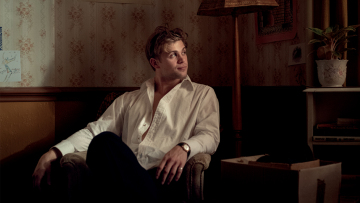 Λίο Γούνταλ: Ο «Μπραντ Πιτ της Αγγλίας» κάνει θραύση στο Netflix