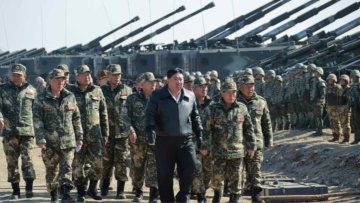 Βόρεια Κορέα: Ο Κιμ Γιονγκ Ουν επέβλεψε στρατιωτική άσκηση με βολές πυροβολικού 