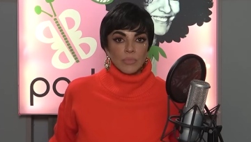 Μαρία Σολωμού: Εμφανίστηκε με αγορέ μαλλιά στην εκπομπή της - Δείτε το βίντεο