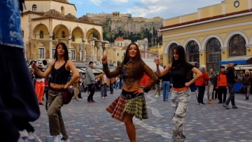 Μαρίνα Σάττι: Ξετρελαμένοι οι Eurofans με τα πλάνα του βιντεοκλίπ της - «Πρέπει οπωσδήποτε να πάμε Ελλάδα διακοπές»