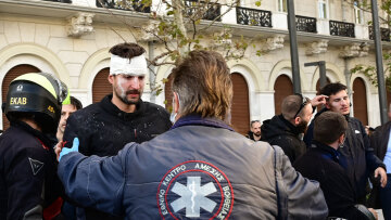 Οκτώ τραυματίες φοιτητές στο πανεκπαιδευτικό στο Σύνταγμα: Ασθενοφόρο για τις πρώτες βοήθειες στη Σταδίου - Βίντεο