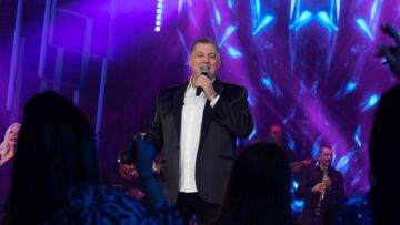 Σπίτι με το MEGA: Ο Νίκος Μακρόπουλος ερμηνεύει το διάσημο τραγούδι «Φίλα με»