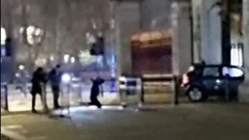 Βρετανία: Όχημα έπεσε πάνω στις πύλες του παλατιού του Μπάκιγχαμ - Συνελήφθη ένας άνδρας