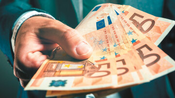 Τι ισχύει με το δώρο του Πάσχα μετά τη νέα αύξηση του κατώτατου μισθού
