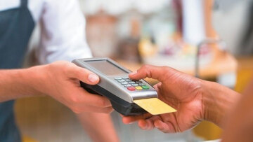 POS: Ποιοι και πόσο ωφελούνται από τη μείωση στο μισό των τραπεζικών προμηθειών στις συναλλαγές