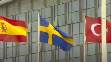 ΝΑΤΟ: Καλωσόρισε το 32ο μέλος, τη Σουηδία - Η σημαία της χώρας υψώθηκε στην έδρα της Συμμαχίας