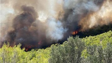 Φωτιά σε χορτολιβαδική έκταση στο Λαύριο