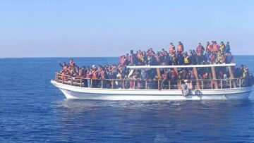 Σκάφος με 37 μετανάστες ανοιχτά της Γαύδου