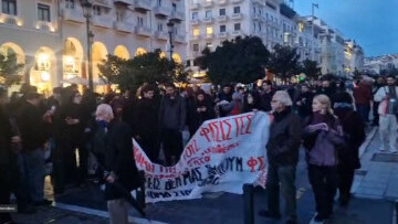 Συγκεντρώσεις στην Αριστοτέλους παρά την απαγόρευση - Η  ΕΛΑΣ απώθησε διαδηλωτές έξω από το Ολύμπιον για τα «Αδέσποτα Κορμιά»