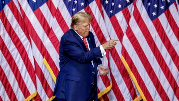 Ο Τραμπ υπόσχεται να απελευθερώσει τους καταδικασμένους για την επίθεση στο Καπιτώλιο, αν επανεκλεγεί