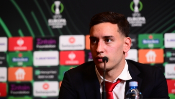 Η... ανάκριση του Έσε για τη ζωή του στον Ολυμπιακό - Δείτε βίντεο