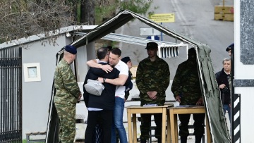 Στέφανος Κασσελάκης: Σε θάλαμο 15 ατόμων και με ειδικό γραφείο στο στρατόπεδο της Θήβας ο πρόεδρος του ΣΥΡΙΖΑ