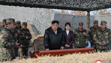 Κιμ Γιονγκ Ουν: Επιθεώρησε στρατιωτικές ασκήσεις με την κόρη του και οδήγησε τη λιμουζίνα που του έδωσε ο Πούτιν