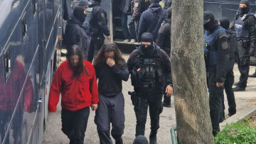 Θεσσαλονίκη: Στο αυτόφωρο θα δικαστούν τη Δευτέρα οι 49 συλληφθέντες από την επιχείρηση της ΕΛΑΣ στο ΑΠΘ – Δείτε φωτογραφίες