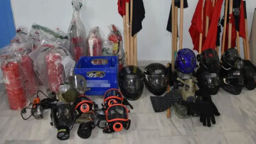 ΑΠΘ: Ναυτικούς πυρσούς, μεταλλικούς κόφτες και κοντάρια βρήκαν στην έφοδο της ΕΛΑΣ