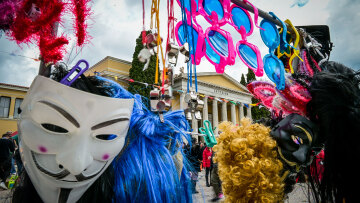 Απόκριες 2026: Πότε είναι η Τσικνοπέμπτη και η Καθαρά Δευτέρα - Οι επόμενες αργίες του έτους
