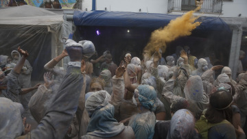 Καθαρά Δευτέρα: Τα «αλευρομουτζουρώματα» στο Γαλαξίδι, ο Βλάχικος Γάμος στη Θήβα και οι Ινδιάνοι της Λαμίας