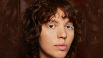 Σγουρά μαλλιά: 3+1 βήματα για να αναδείξετε την ομορφιά τους