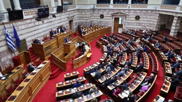 Βουλή: Κόντρα ΝΔ-αντιπολίτευσης στην ολομέλεια για το πόρισμα της εξεταστικής για τα Τέμπη - Δείτε live