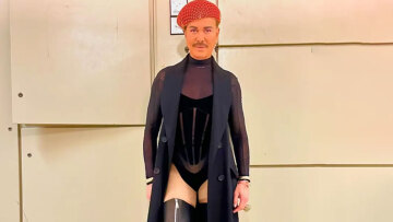 Λάκης Γαβαλάς: Το φοράς καλύτερα κι απ' την Καρντάσιαν, γράφουν σε φωτογραφία του με κορμάκι και τακούνια