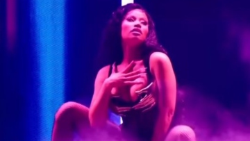 Νίκι Μινάζ: Οι προκλητικοί χοροί της στις συναυλίες της - Δείτε βίντεο